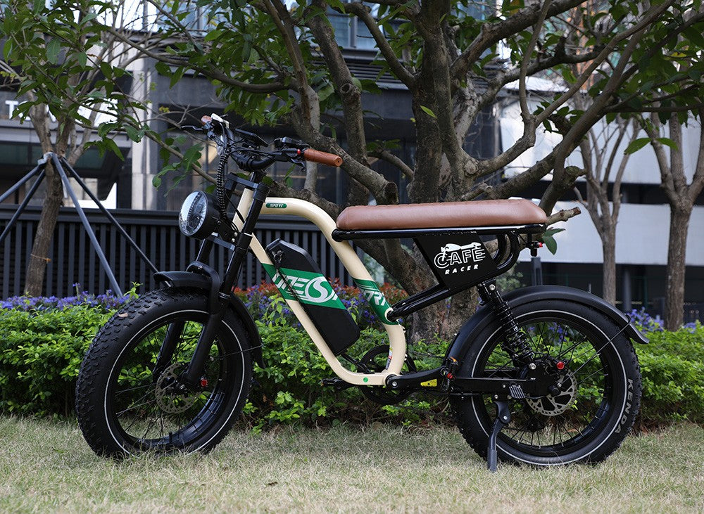 Elektrokolo ONESPORT W66, motor 500 W, baterie 48 V 13,5 Ah, pneumatiky 20 x 4,0 palce, maximální rychlost 25 km/h, dojezd 100 km, přední a zadní hydraulické kotoučové brzdy, tlumící přední vidlice, 7stupňová převodovka