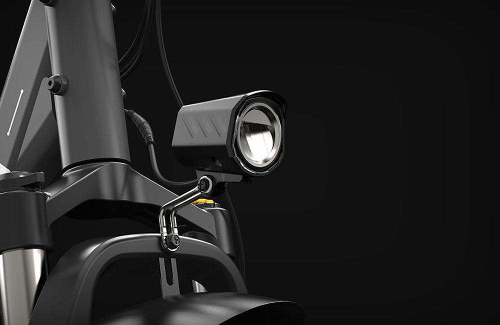 Elektrokolo PVY LS20, motor 250 W, baterie 48 V 16,5 Ah, tlusté pneumatiky 20 x 4,0 palce, maximální rychlost 25 km/h, dojezd 100 km, hydraulická brzda, uzamykatelná tlumicí vidlice, řazení Shimano 7 rychlostí, LCD displej - šedé