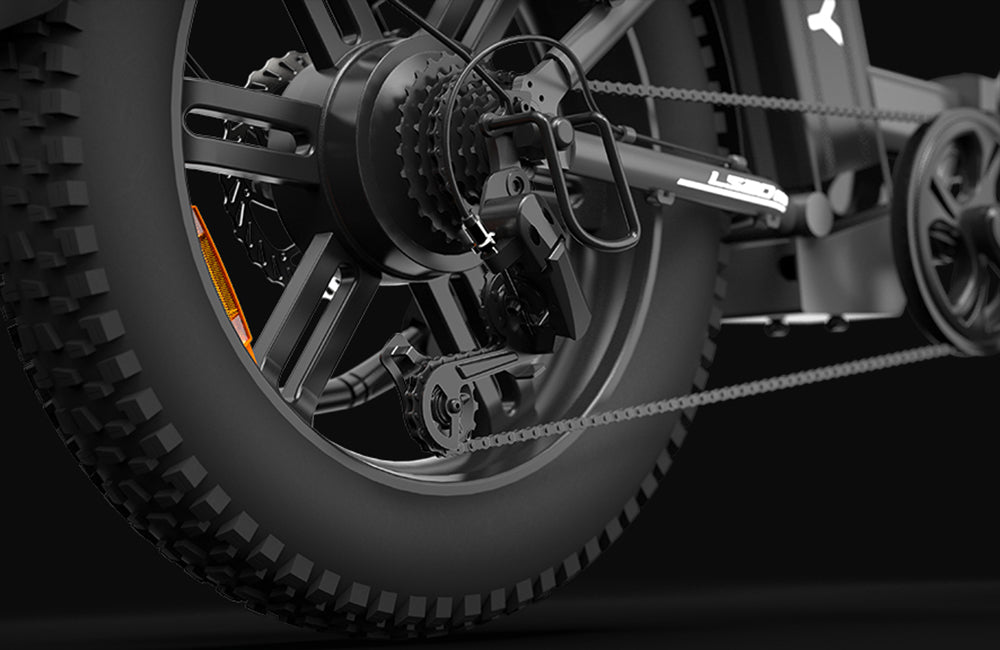 Elektrokolo PVY LS20, motor 250 W, baterie 48 V 16,5 Ah, tlusté pneumatiky 20 x 4,0 palce, maximální rychlost 25 km/h, dojezd 100 km, hydraulická brzda, uzamykatelná tlumicí vidlice, řazení Shimano 7 rychlostí, LCD displej - šedé