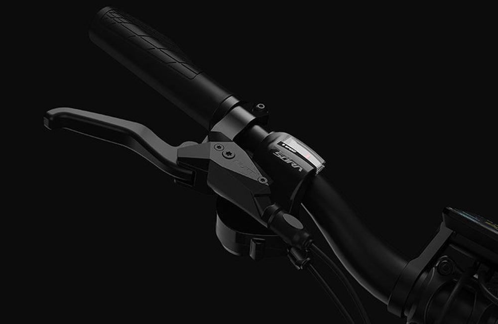 Elektrokolo PVY P30, pneumatiky 27,5*2,1 palce, motor 500 W, snímač točivého momentu 50 N.m, baterie 36 V 13,5 Ah, maximální dojezd 100 km, hydraulická kotoučová brzda SHIMANO, 9 rychlostí, hliníková slitina, vodotěsnost IP66 - šedá