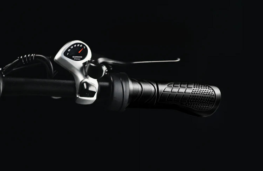 Skládací elektrokolo PVY Z20 Plus 1000W, tlusté pneumatiky 20*4,0, 48V, baterie 16,5Ah, dojezd 80–120 km, 7stupňová převodovka Shimano, uzamykatelná odpružená vidlice a zadní tlumič, hydraulická brzda, barevný LCD displej, nosnost 150 kg – zelená