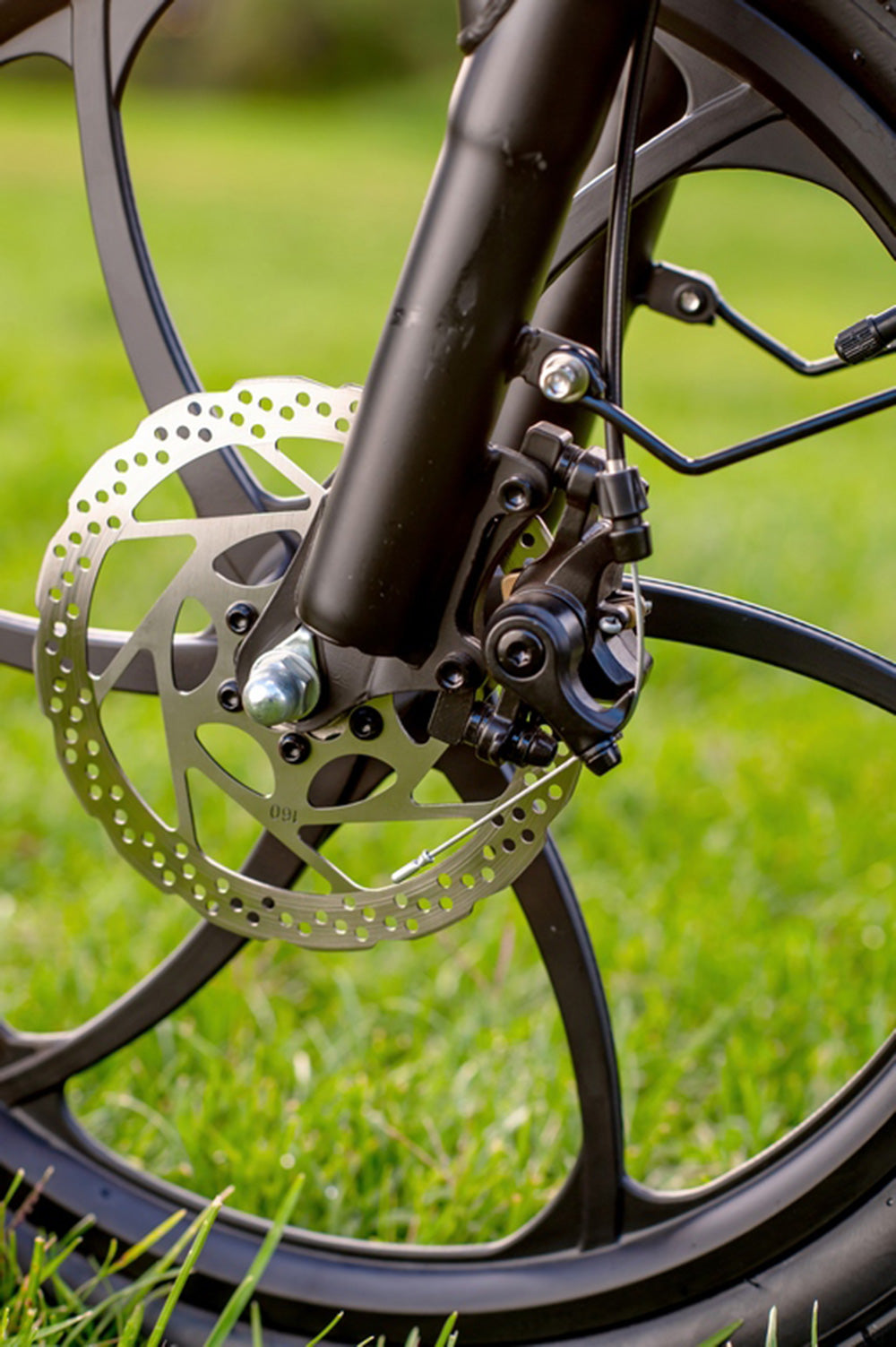 Elektrokolo PVY Z20 Pro, 20palcové pneumatiky, 250W motor v náboji, maximální rychlost 25 km/h, 36 V, 10,4 Ah, vyměnitelná baterie, dojezd 80–100 km, LCD displej – šedý