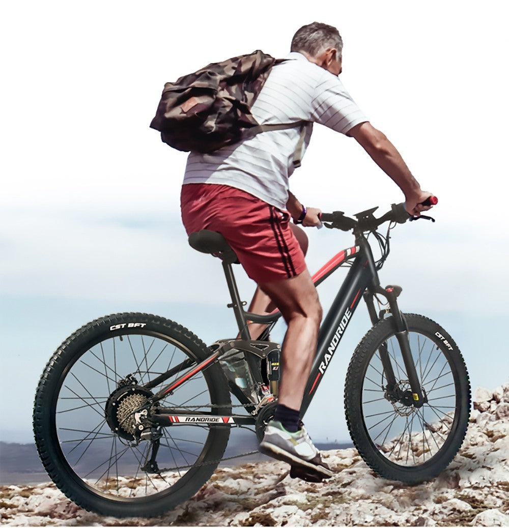 Elektrokolo RANDRIDE YS90, motor 1000 W, maximální rychlost 45 km/h, baterie 48 V 13,6 Ah, dojezd 60–70 km, pneumatiky 27,5*2,4 palce, nosnost 150 kg, hydraulické kotoučové brzdy SHIMANO MicroNew, 27 převodů