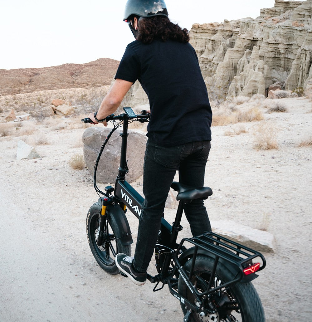 Skládací elektrické kolo Vitilan I7 Pro 2.0, 20*4,0palcové tlusté pneumatiky, 750W motor Bafang 48V 20Ah, vyměnitelná baterie, maximální rychlost 45 km/h, dojezd 80-100 km, Shimano 8 rychlostí, vzduchové odpružení, přední vidlice, hydraulická kotoučová brzda, LCD displej - bílá