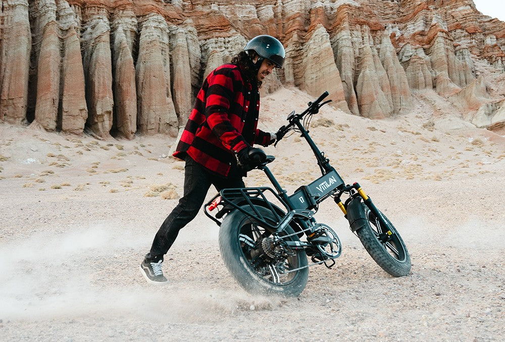 Skládací elektrické kolo Vitilan I7 Pro 2.0, 20*4,0palcové tlusté pneumatiky, 750W motor Bafang 48V 20Ah, vyměnitelná baterie, maximální rychlost 45 km/h, dojezd 80-100 km, Shimano 8 rychlostí, vzduchové odpružení, přední vidlice, hydraulická kotoučová brzda, LCD displej - bílá