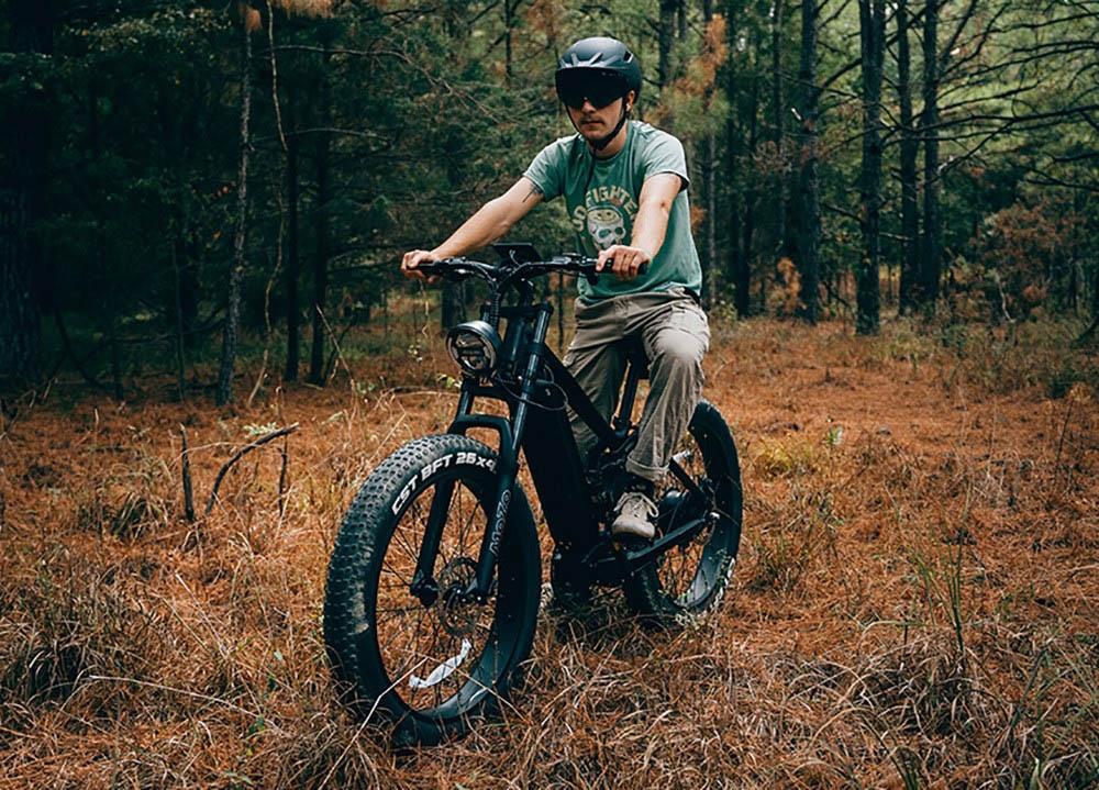 Horské elektrické kolo Vitilan T7, 26*4,0palcové pneumatiky CST Fat, motor Bafang 750 W, 48 V, 20 Ah, baterie, maximální rychlost 45 km/h, dojezd 128 km, podsvícený LCD displej, přední a zadní hydraulické kotoučové brzdy SHIMANO, 8 rychlostí - černé