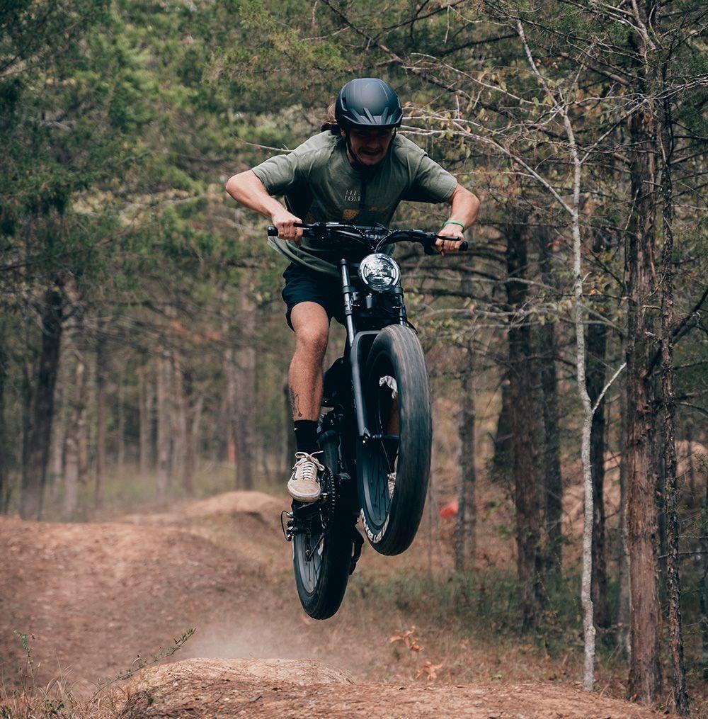 Horské elektrické kolo Vitilan T7, 26*4,0palcové pneumatiky CST Fat, motor Bafang 750 W, 48 V, 20 Ah, baterie, maximální rychlost 45 km/h, dojezd 128 km, podsvícený LCD displej, přední a zadní hydraulické kotoučové brzdy SHIMANO, 8 rychlostí - černé