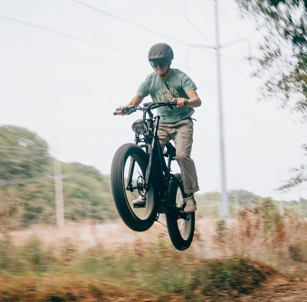 Horské elektrické kolo Vitilan T7, 26*4,0palcové pneumatiky CST Fat, motor Bafang 750 W, 48 V, 20 Ah, baterie, maximální rychlost 45 km/h, dojezd 128 km, podsvícený LCD displej, přední a zadní hydraulické kotoučové brzdy SHIMANO, 8 rychlostí - černé