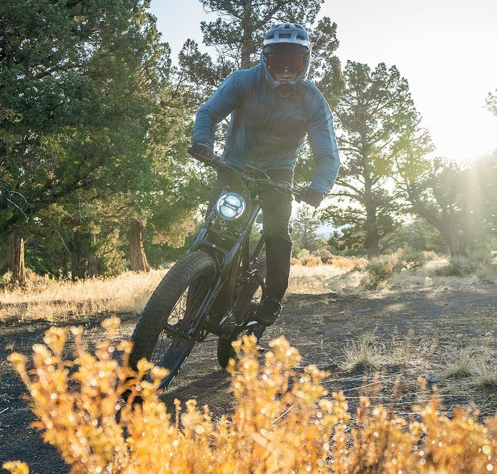 Horské elektrické kolo Vitilan T7, 26*4,0palcové pneumatiky CST Fat, motor Bafang 750 W, 48 V, 20 Ah, baterie, maximální rychlost 45 km/h, dojezd 128 km, podsvícený LCD displej, přední a zadní hydraulické kotoučové brzdy SHIMANO, 8 rychlostí - černé