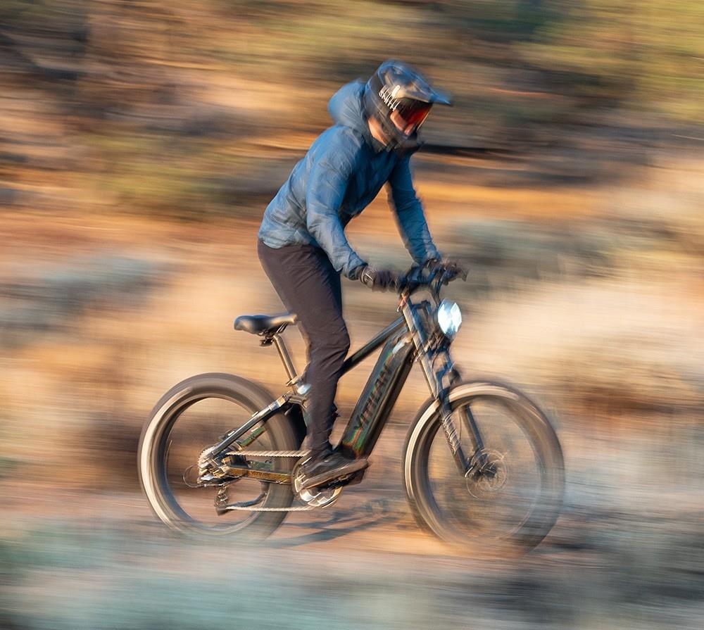 Horské elektrické kolo Vitilan T7, 26*4,0palcové pneumatiky CST Fat, motor Bafang 750 W, 48 V, 20 Ah, baterie, maximální rychlost 45 km/h, dojezd 128 km, podsvícený LCD displej, přední a zadní hydraulické kotoučové brzdy SHIMANO, 8 rychlostí - černé