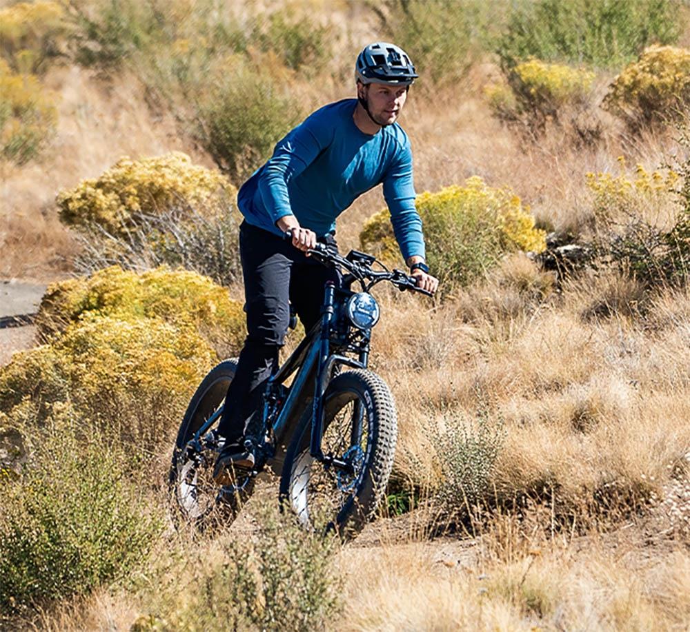 Horské elektrické kolo Vitilan T7, 26*4,0palcové pneumatiky CST Fat, motor Bafang 750 W, 48 V, 20 Ah, baterie, maximální rychlost 45 km/h, dojezd 128 km, podsvícený LCD displej, přední a zadní hydraulické kotoučové brzdy SHIMANO, 8 rychlostí - černé